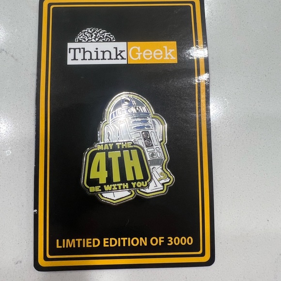 Star Wars May the 4th Be With You ThinkGeek R2D2 Pin LIMITED EDITION Of 3000 - Picture 2 of 4